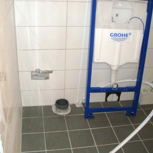 Montering av ramme og opplegg til vegghengt klosett
