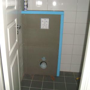 Kasse bygget for vegghengt klosett, klart for flislegging