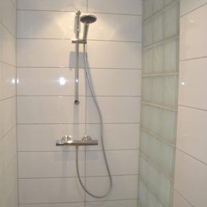 Ferdig dusj, fliser på gulv og vegg, glassbyggerstein