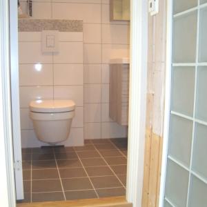 Ny dør montert til nytt baderom