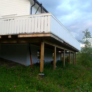 Ny terrasse sett fra nedsiden av huset.