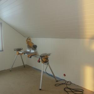 Ferdigmalt panel montert i tak og ferdigmalte plater montert på vegger.