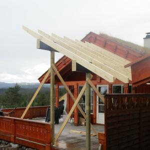 Takoverbygg på terrasse under bygging, sett bakfra med utsikt fra Blefjell.