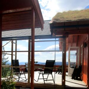 Ferdig takoverbygg på terrasse, sett fra baksiden.