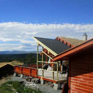 Ferdig takoverbygg på terrasse, sett fra baksiden med utsikt fra fjellet.