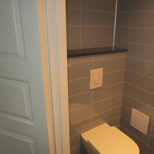 WC-rom: vegghengt WC montert.