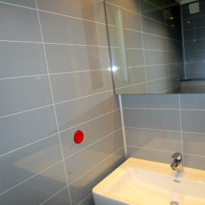 WC-rom: servant og overskap med spel.